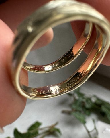 Innengravur zweier Eheringe, in englischer Schreibschrift steht dort "Immer zusammen" "Niemals alleine"